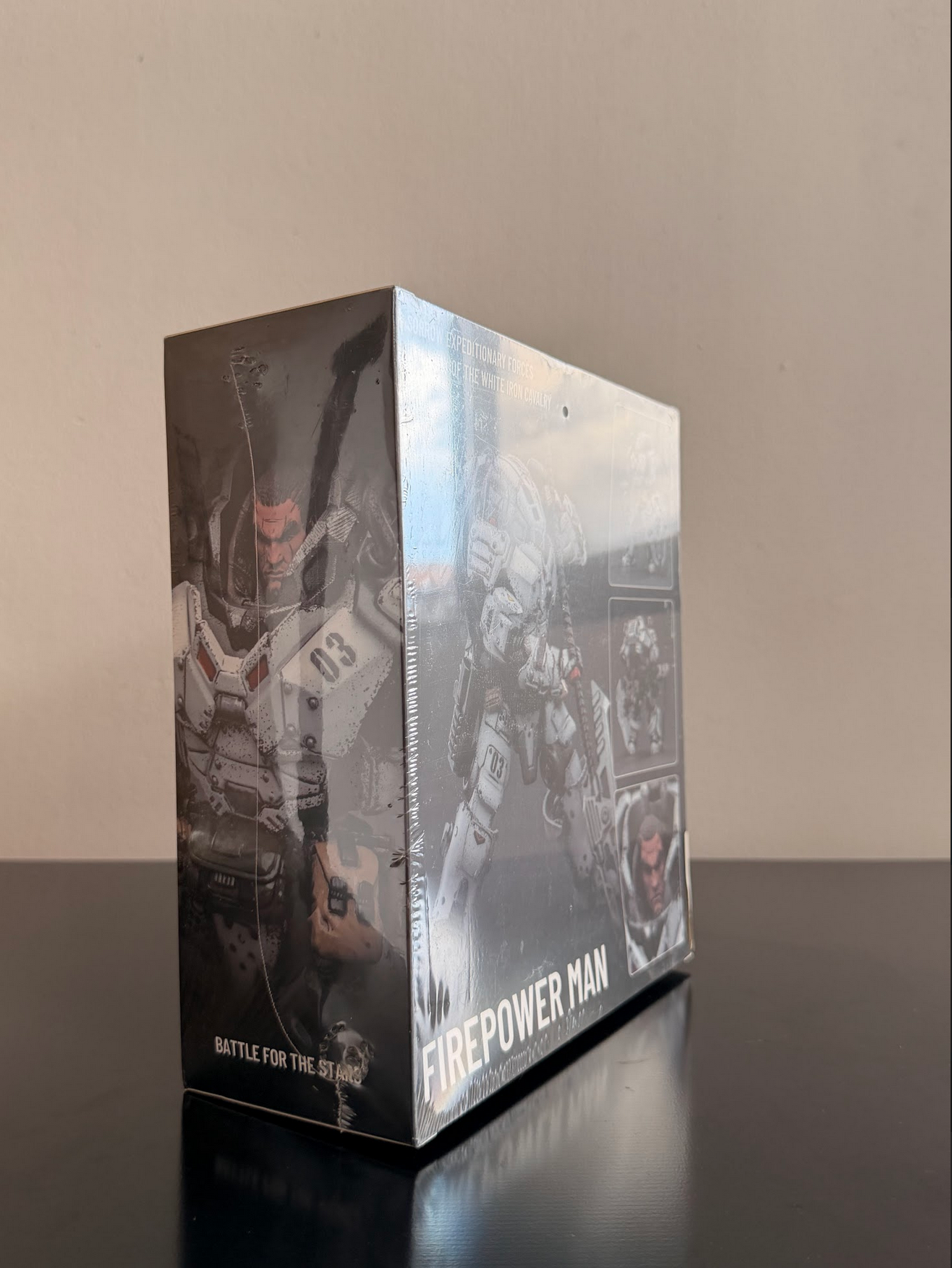 Figura de acción JOYTOY 1/18 Fuerzas Expedicionarias Sorrow - 9.º Ejército de Caballería de Hierro Blanco - Firepower Man