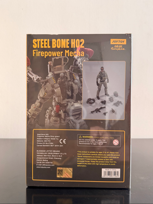 Dark Source Steelbone Firepower Mecha H02 (gris verdoso) con figura de piloto a escala 1/25.