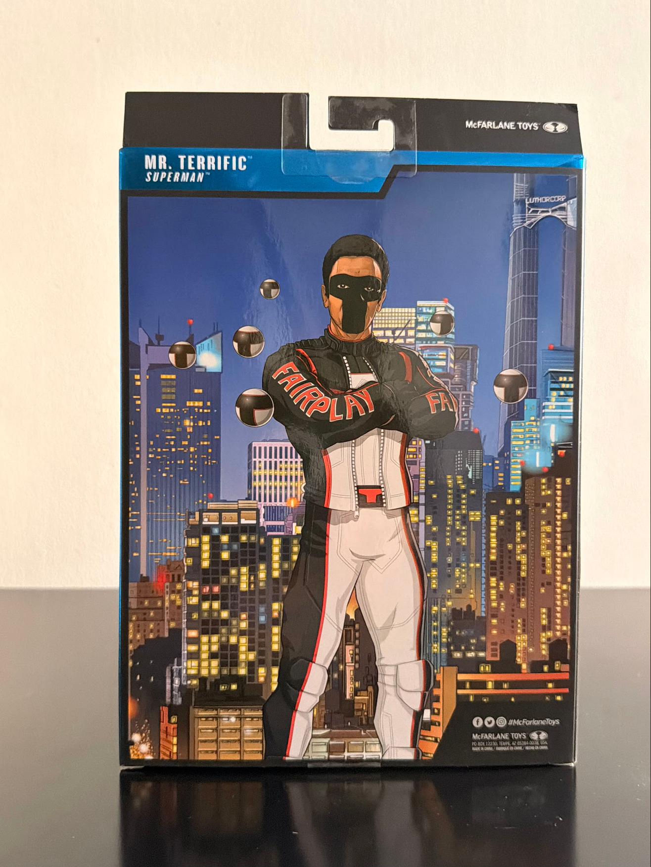 McFarlane DC Multiverse Superman 2025 Mr. Terrific Edición Platino Rojo Figura 18 cm