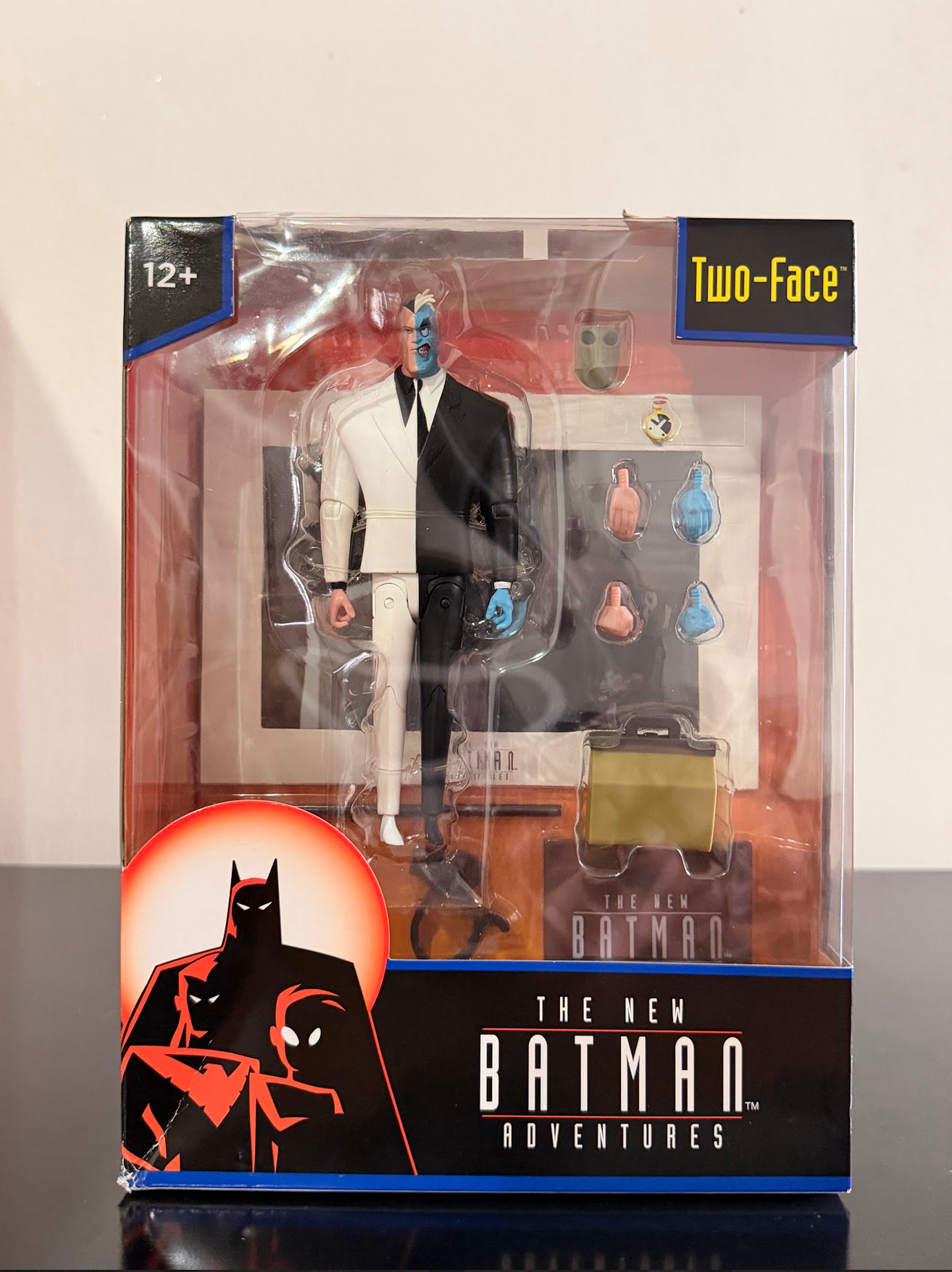 McFarlane DC Multiverse Two-Face Las Nuevas Aventuras de Batman Figura 6 pulgadas