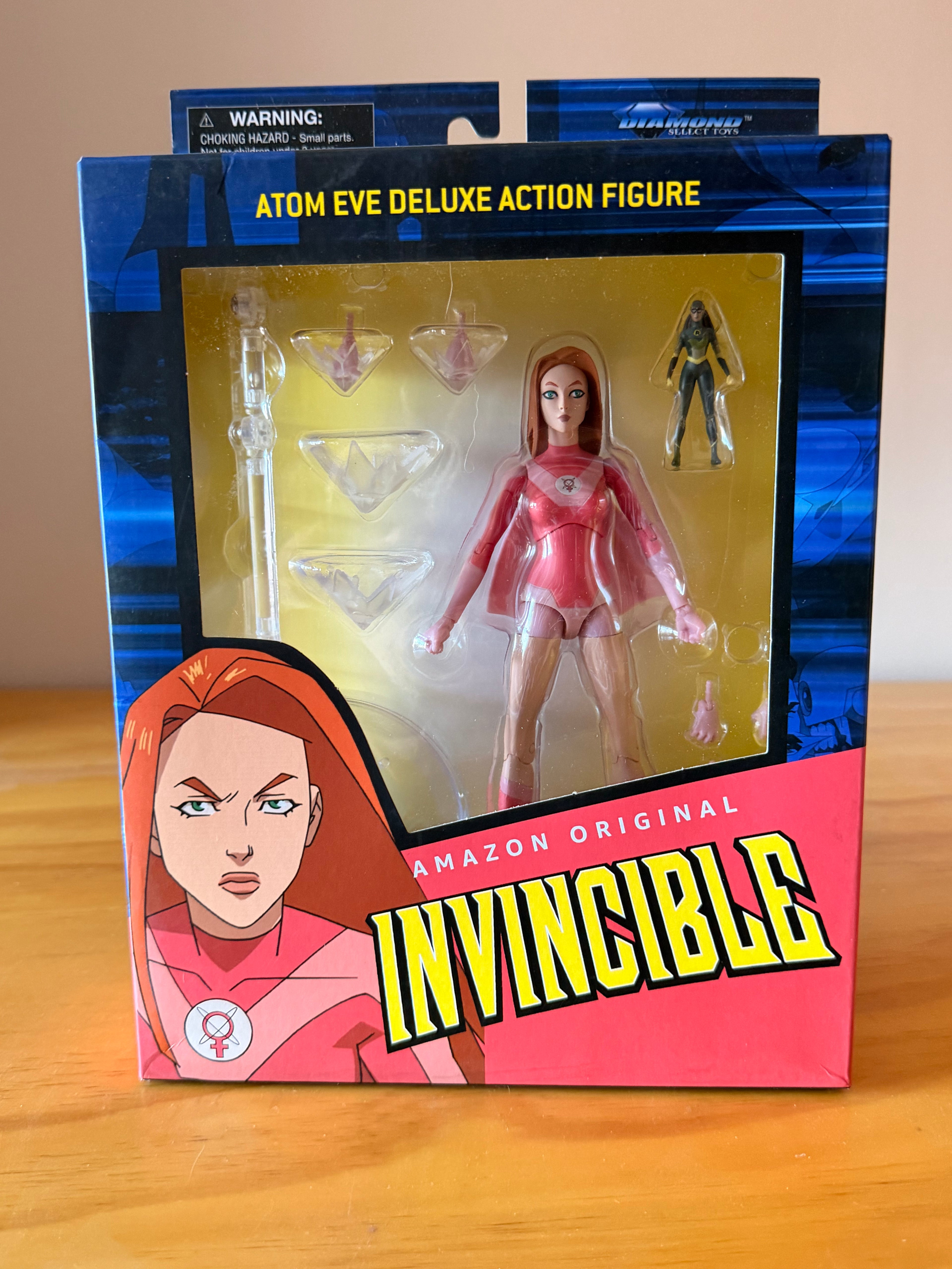 Diamond Select Toys Invincible: Figura de acción Atom Eve